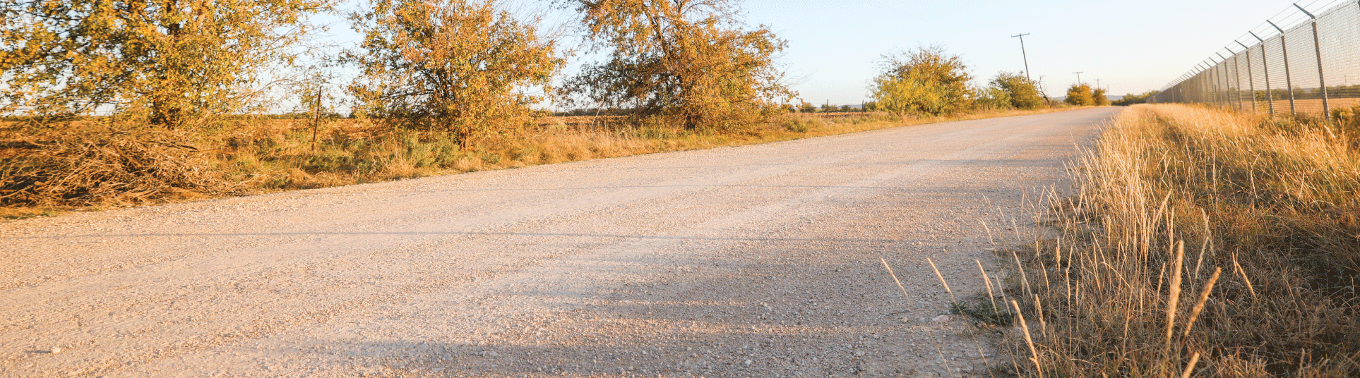 Camino sin pavimentar y tratado con Perma-Zyme en una zona rural e industrial pesada