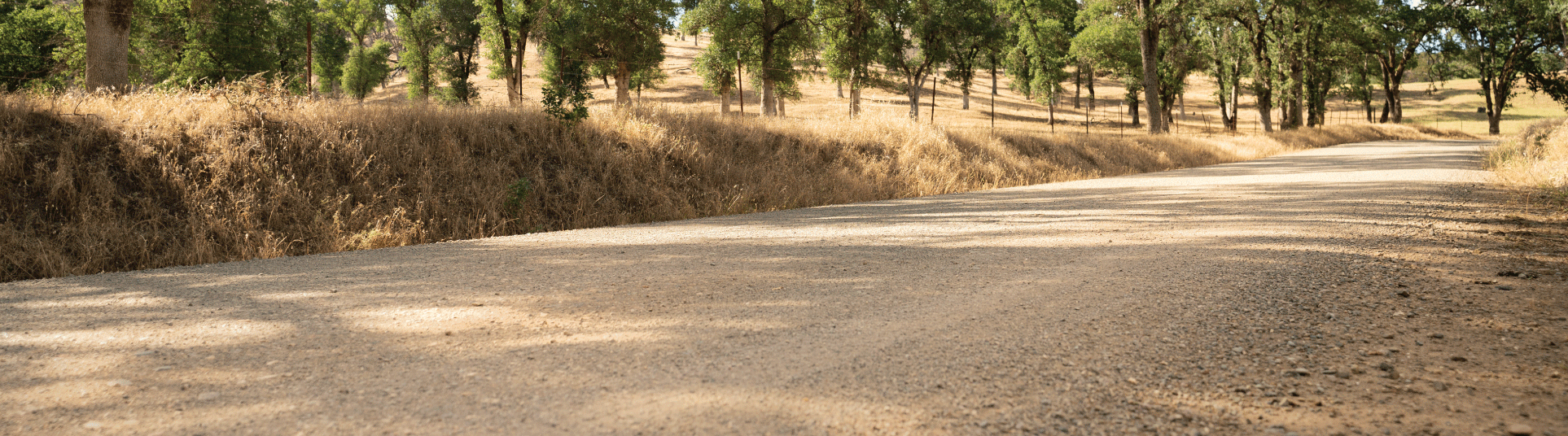 Carretera sin pavimentar tratada con Perma-Zyme en una zona rural de Middleton, California