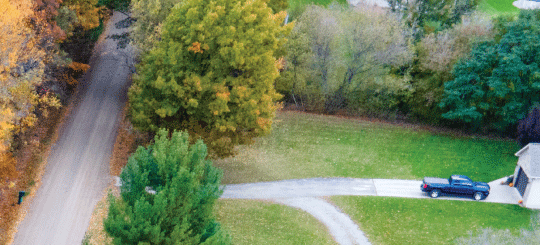 Foto aérea de una casa a lo largo de una carretera del condado sin pavimentar en Michigan