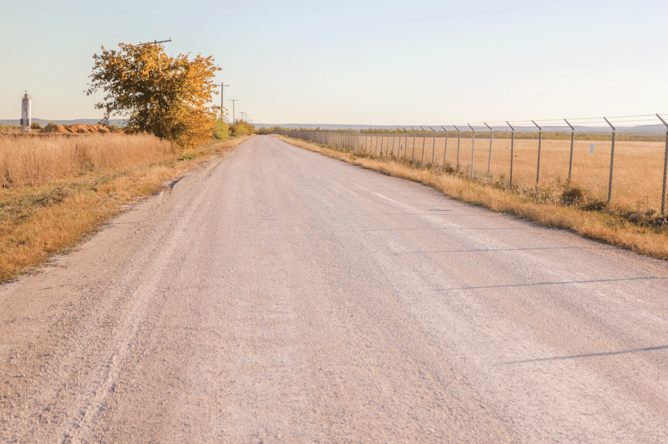 Camino de tierra sin pavimentar que podría recibir tráfico de servicios públicos de energía renovable