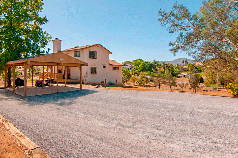 Casa residencial que utilizó Perma-Zyme para el mantenimiento de caminos de grava