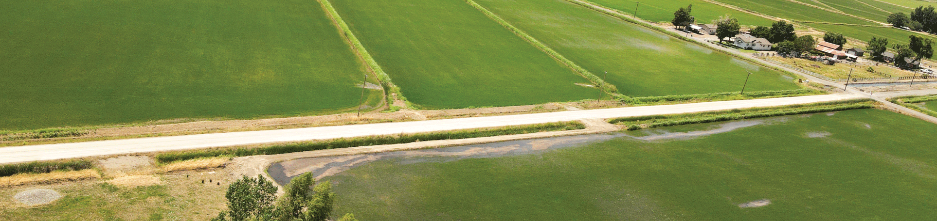 Foto aérea de las carreteras del condado en un paisaje agrícola